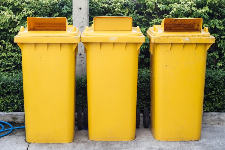 Jak często odbiorą śmieci?
<br><br>
W ustawie określono też częstotliwość odbierania śmieci. Od kwietnia do października  zmieszane odpady komunalne mają być odbierane nie rzadziej niż raz na tydzień z budynków wielolokalowych oraz nie rzadziej niż raz na dwa tygodnie z domów jednorodzinnych. Jeśli chodzi natomiast o gminy wiejskie i części wiejskich gmin miejsko-wiejskich odbiór śmieci odbywać może się rzadziej.