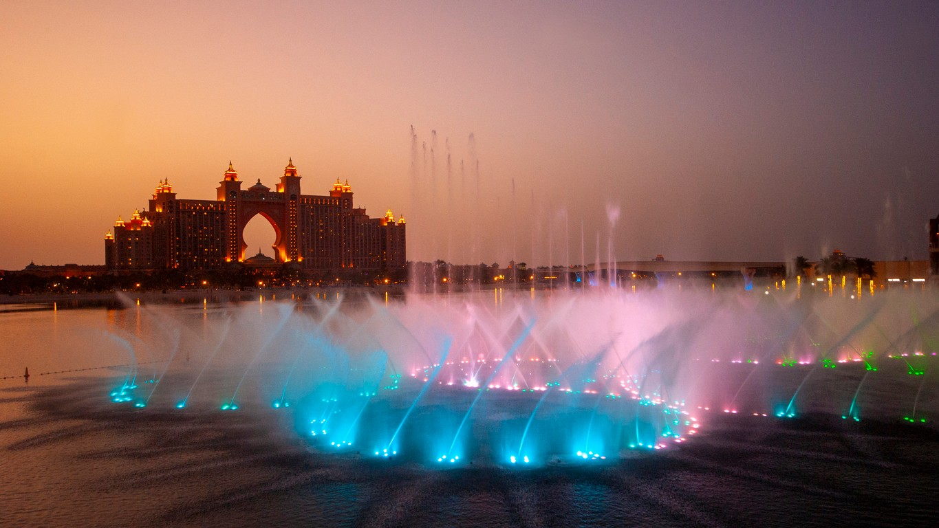 Dubajská fontána The Palm Fountain na ostrove Palm Jumeirah bola kedysi najväčšou fontánou sveta. Jej rekord prekonala nová fontána v irackom Bagdade.