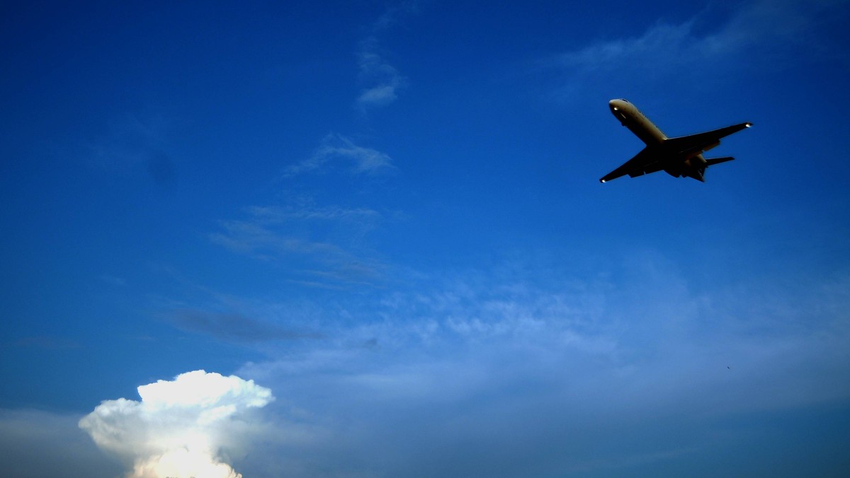 Czarterowy boeing 737 linii Enter Air, który we wtorek kilkanaście minut po starcie z Katowic zawrócił z trasy z powodu usterki, wylądował po wypaleniu niezbędnej części paliwa na tym samym lotnisku.