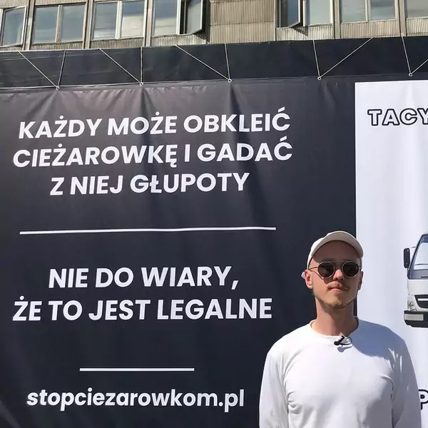 Krzysztof Gonciarz na tle najpopularniejszej ciężarówki w kraju