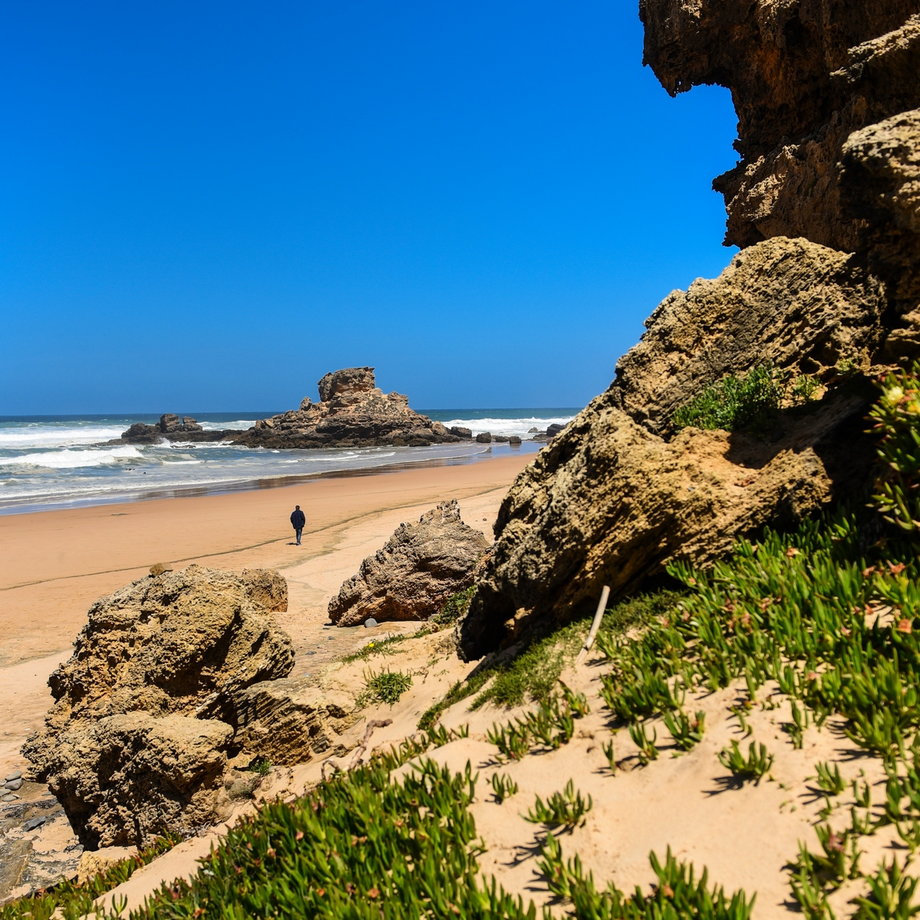 Praia do Castelejo – szeroka plaża oferująca niesamowitą przestrzeń i światło. Z pobliskich klifów o wysokości kilkadziesiąt metrów widać już tylko bezkres oceanu. 