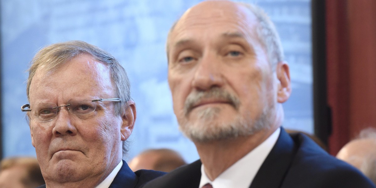 Wacław Berczyński i szef MON Antoni Macierewicz