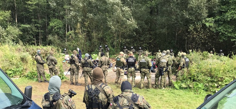 Straż Graniczna o uchodźcach: Otrzymali jedzenie. Nie widać osób chorych