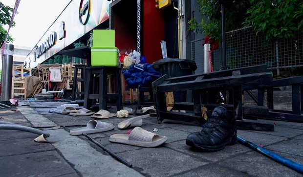 U paničnom begu, mnogi su ostali bez obuće - srceparajući prizor ispred popularnog ugostiteljskog objekta u Bangkoku | Foto: BBC/Lulu Luo
