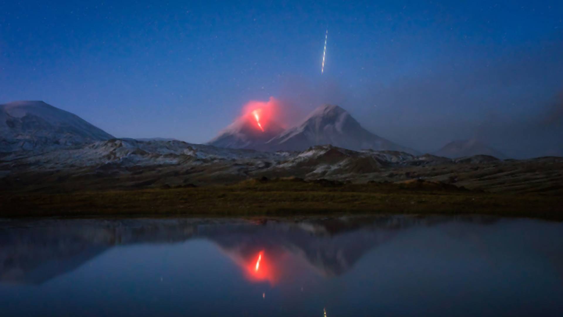 Niezwykłe zdjęcie pokazujące siłę natury. Wybuchający wulkan i meteor na jednej fotografii