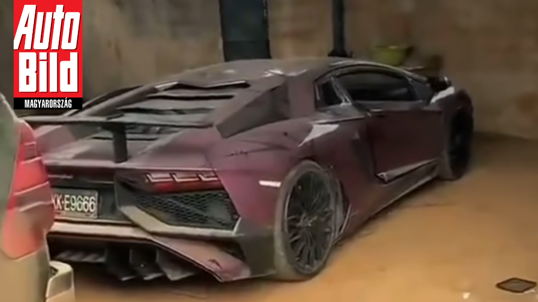 Csúnyán leharcolt állapotban találták meg a szemét között a ritka Lamborghini Aventador SV-t