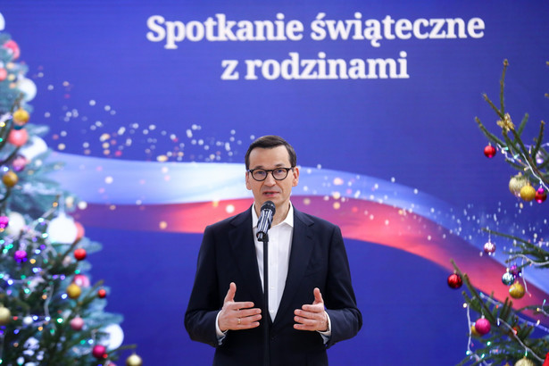 Warszawa, 21.12.2022. Premier Mateusz Morawiecki podczas świątecznego spotkania z rodzinami w Centralnym Domu Technologii w Warszawie.