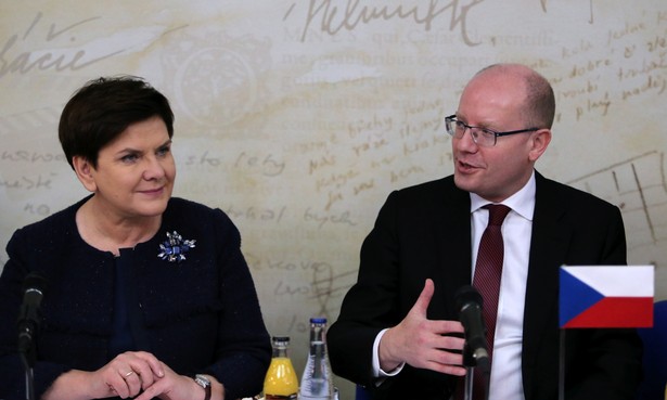 Premier RP Beata Szydło i premier Republiki Czeskiej Bohuslav Sobotka podczas spotkania z polską mniejszością narodową żyjącą w Republice Czeskiej.