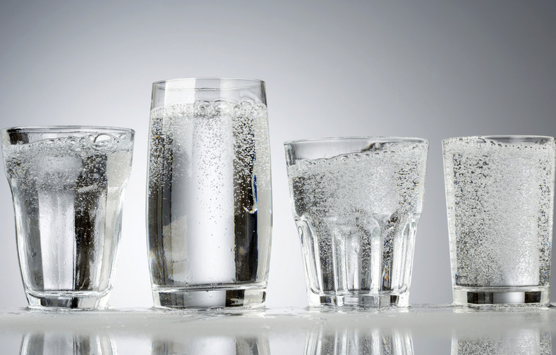 Pij cztery szklanki wody tuż po przebudzeniu, a schudniesz szybciej niż myślisz