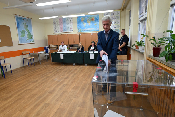 Szczecin, 07.04.2024. Wybory samorządowe 2024. Głosowanie w lokalu wyborczym w Szczecinie.