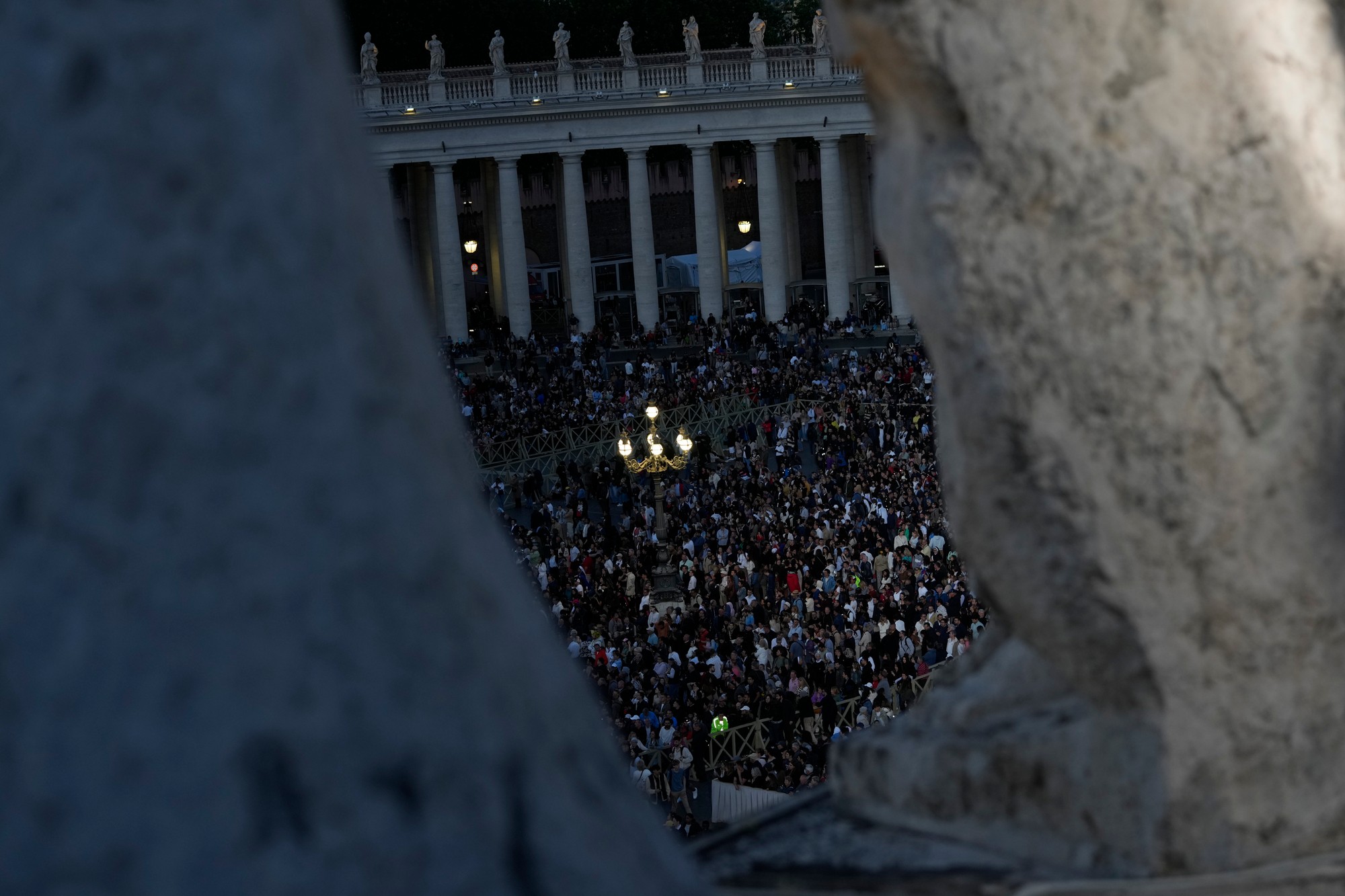 Na Námestí svätého Petra vo Vatikáne sa zhromaždili veriaci a čakali na výsledok prvého hlasovania. 