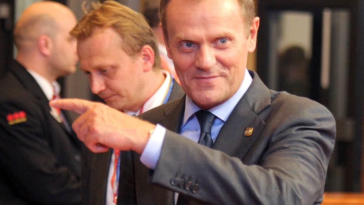 W sierpniu 34 proc. ankietowanych przez CBOS wyrażało zadowolenie z faktu, że na czele rządu stoi Donald Tusk (bez zmian); 53 proc. było z tego faktu niezadowolonych (jeden punkt proc. więcej niż przed miesiącem); 13 proc. nie miało zdania (jeden punkt proc. mniej).