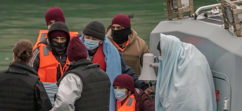 Migranci przeprawiają się przez kanał La Manche mimo mrozów