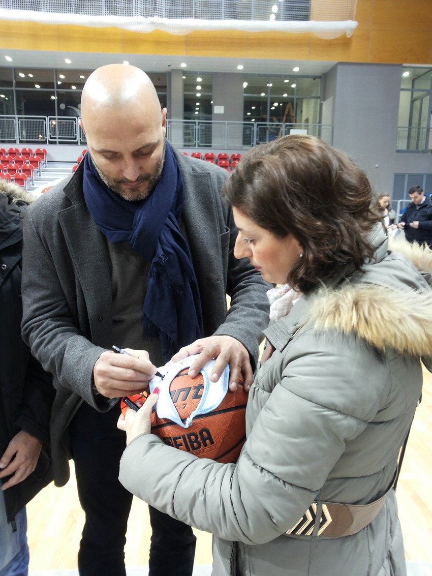 Saša Đorđević potpisuje autograme u novoj dvorani pored Ribnice