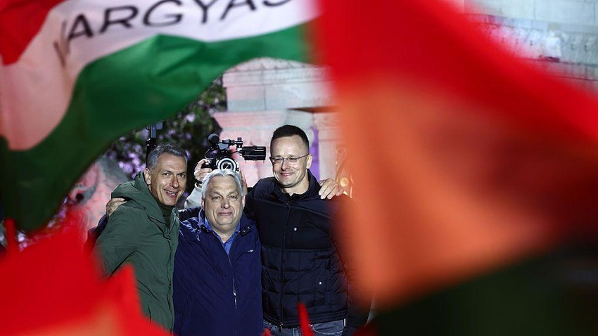 Ministar saobraćaja Janoš Lazar (levo) i ministar spoljnih poslova Peter Sijarto (desno) su Orbanovi bliski saveznici | Foto: NurPhoto via Getty Images