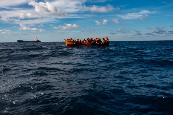 TRI OSOBE NESTALE, MEĐU NJIMA I BEBA Užas kod italijanskog ostrva: Prevrnuo se brod