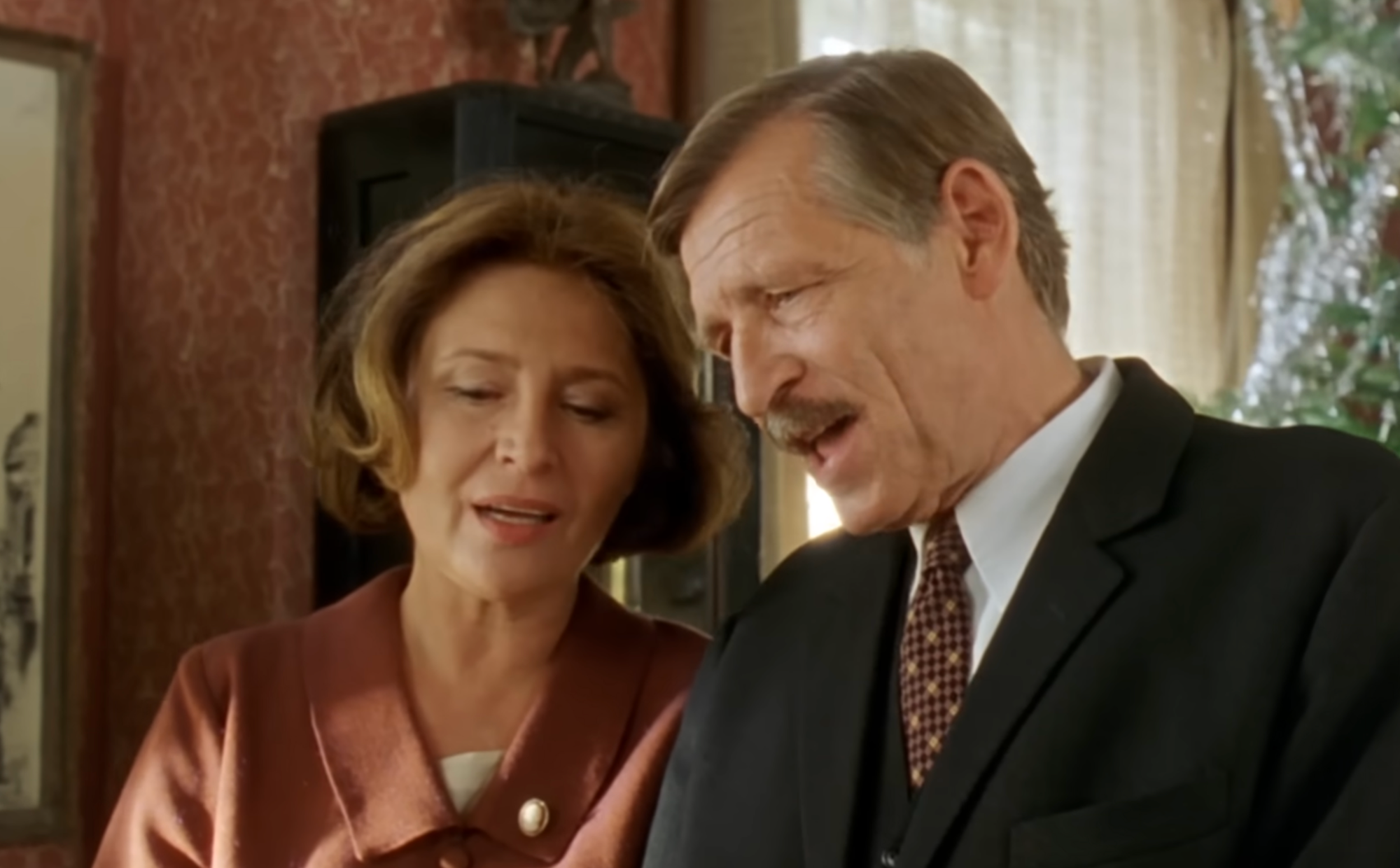 Jiří Kodet a Emília Vášáryová vo filme Pelíšky.