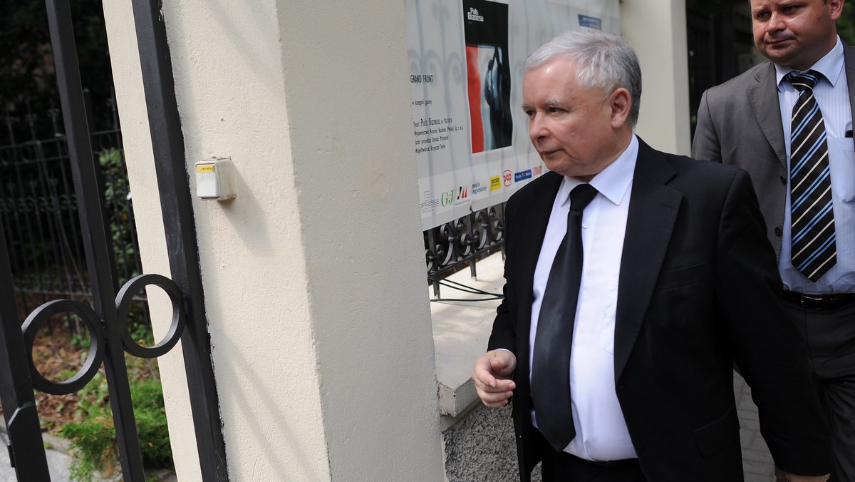 Prezes PiS Jarosław Kaczyński powiedział, że życzy polskiej prezydencji sukcesów. Zadeklarował, że PiS generalnie rzecz biorąc akceptuje trzy główne priorytety polskiego przewodnictwa. Ocenił jednak, że są one zbyt ogólnie określone i za mało ambitne.