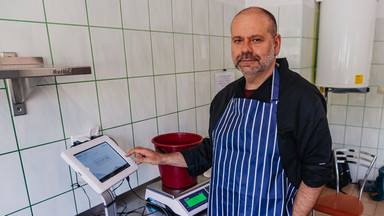 Hotele wyrzucają połowę jedzenia, szkolne stołówki więcej. Te liczby przerażają