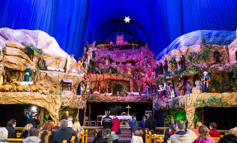 Największą w Polsce szopkę bożonarodzeniową można obejrzeć w Poznaniu. Żłóbek ma 27 metrów głębokości, 14 metrów szerokości i 16,5 metra wysokości. W tym roku został wzbogacony o rocznicowe motywy - w jednej ze scen pokazane są figury Mieszka I, Dobrawy i biskupa Jordana.