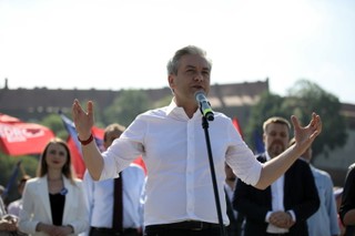 'Nagonka na osoby LGBTI '. Biedroń wzywa KE do 'konkretnych działań wobec polskich władz'