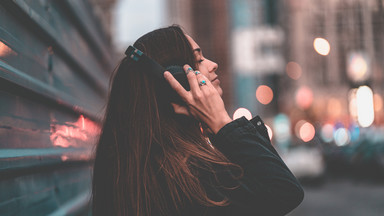 Bezprzewodowe słuchawki nauszne — idealne do rozmów i muzyki
