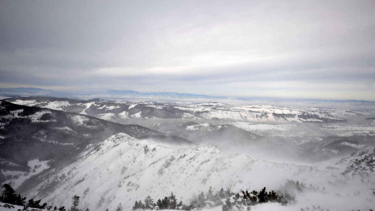 W Tatrach warunki do uprawiania turystyki są trudne. Szlaki zasypane są warstwą świeżego śniegu, są nieprzetarte, a miejscami potworzyły się duże zaspy. We wtorek wieczorem ratownicy górscy ogłosili trzeci stopień zagrożenia lawinowego.