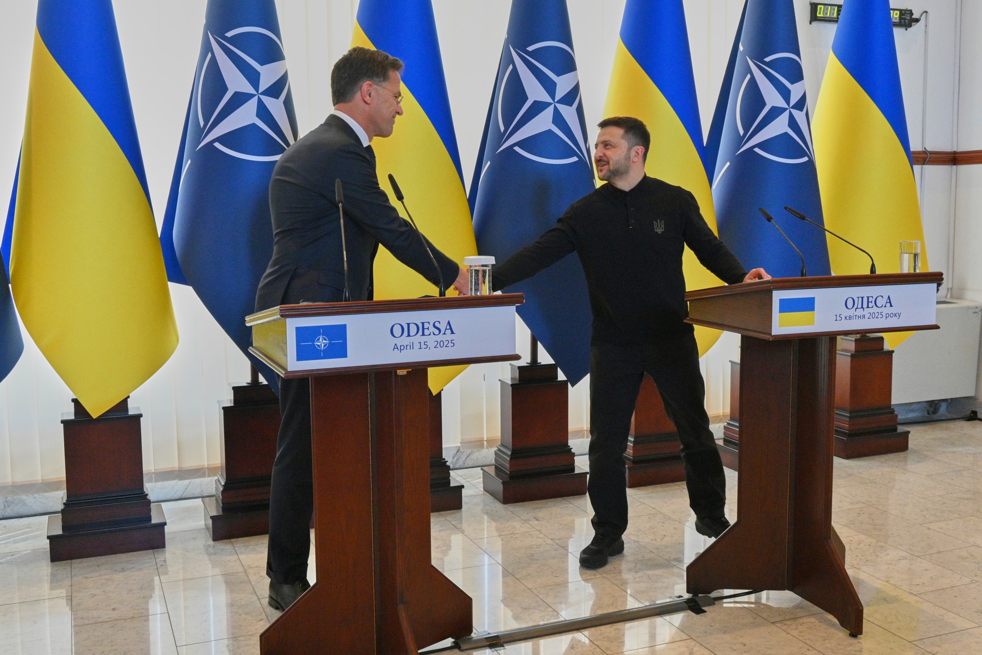 Ukrajinský prezident Volodymyr Zelenskyj (vpravo) si podáva ruku s generálnym tajomníkom NATO Markom Ruttem.