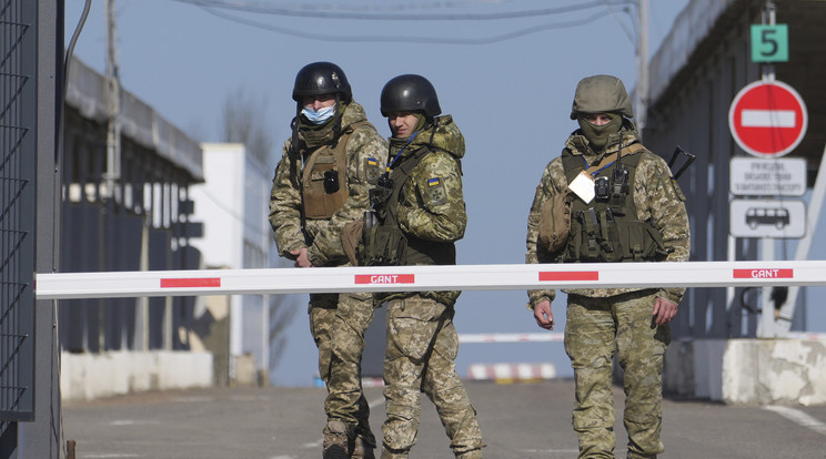 Ukrán határőrök az oroszbarát szeparatisták ellenőrzése alatt álló és az ukrán erők által ellenőrzött területet elválasztó határon a kelet-ukrajnai Novotroickojében  Fotó: MTI MTI/AP 