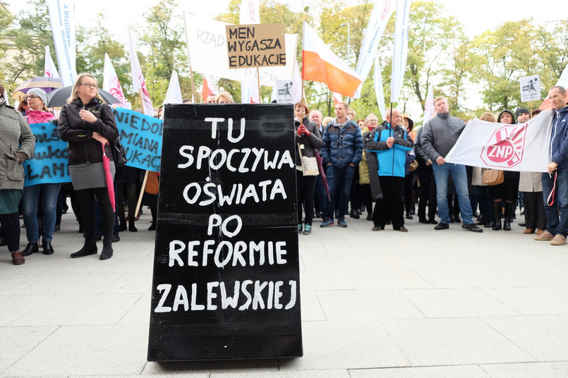 Poznań. Protest nauczycieli przeciw reformie edukacji przed Urzędem Wojewódzkim w Poznaniu. (PAP)