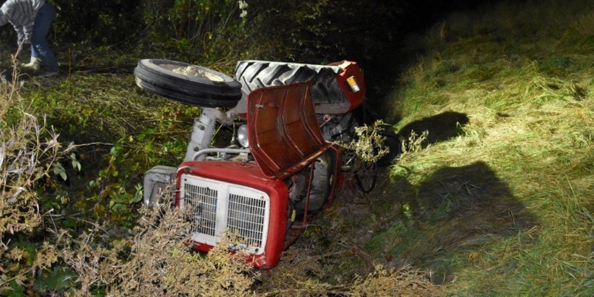 Mężczyzna prowadził pojazd po pijanemu po wyboistym terenie. Wpadł pod maszynę.