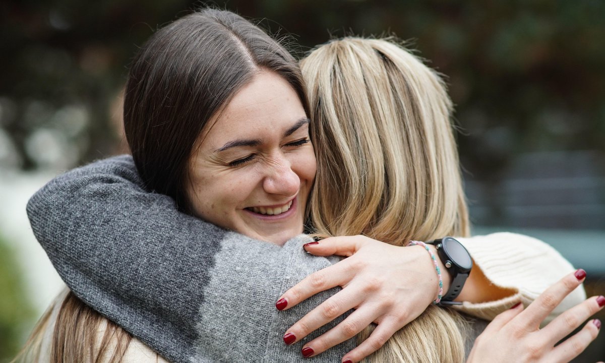 Jak rozpoznać narcyza? Zrób "test uścisku"