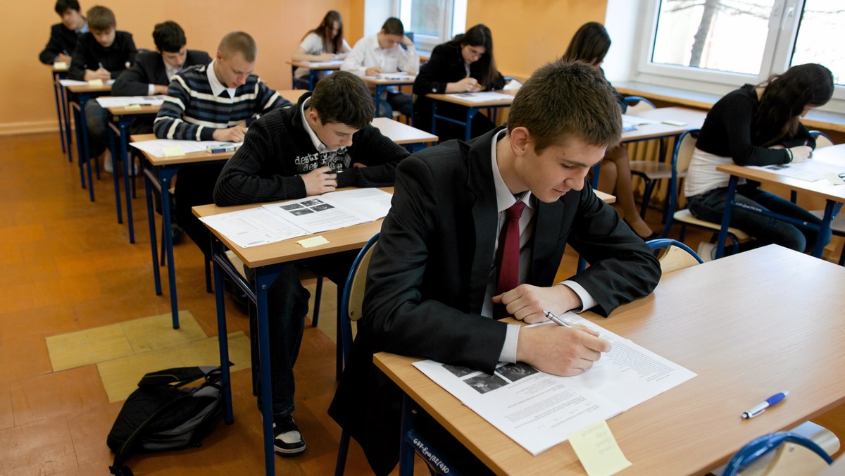 Towarzystwo Przyjaciół Dzieci w Kluczborku w ramach Unijnego Programu Kapitał Ludzki otrzymało około 7o tysięcy złotych. Pieniądze zostaną przeznaczone na projekt "Aktywizacja Zawodowa Młodych Ludzi Razem Możemy Więcej" - informuje Radio Opole.