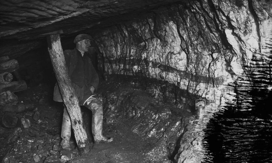 Górnik pod ziemią w kopalni złota Pumsaint w Walii, ok. 1938 r.