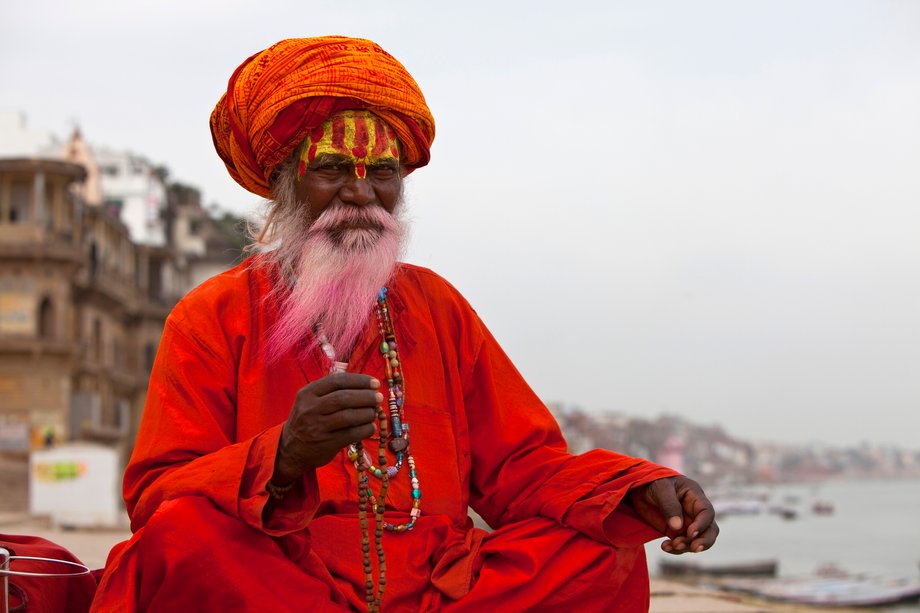 Sadhu na gatach (schodach ciągnących się wzdłuż Gangesu) w Varanasi