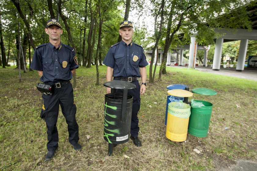 Wsadził głowę do kosza. Strażnicy przyszli z odsieczą