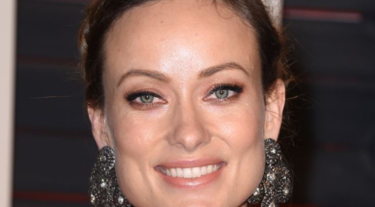 Olivia Wilde fekete fürdőruhában rejtegeti tökéletes testét