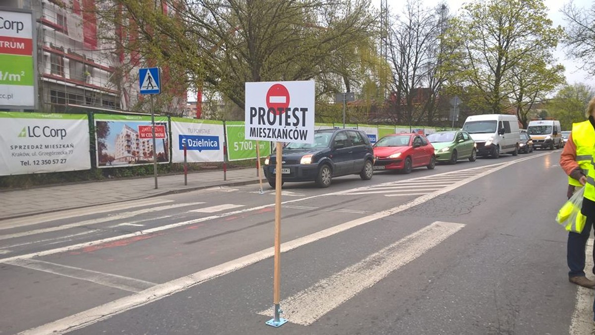 Rejon ulicy Wrocławskiej w końcu doczeka się planu zagospodarowania. Od lat teren ten jest zabudowywany gęsto przez deweloperów, a kolejni inwestorzy chcą stawiać kolejne budynki. Radni zarzucają miejskim planistom opieszałość. Prace nad dokumentem trwały 2,5 roku. Tymczasem właśnie rada odrzuciła blisko 50 uwag mieszkańców. To oznacza, że rada będzie mogła przyjąć plan na najbliższej sesji.