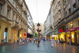 Stranac došao u Beograd, pa u 1 UJUTRU DOŽIVEO BIZARAN INCIDENT o kom pišu i Hrvati: "Odjednom je OVO počelo da LETI PREMA NAMA, da li je to normalno u centru grada?"