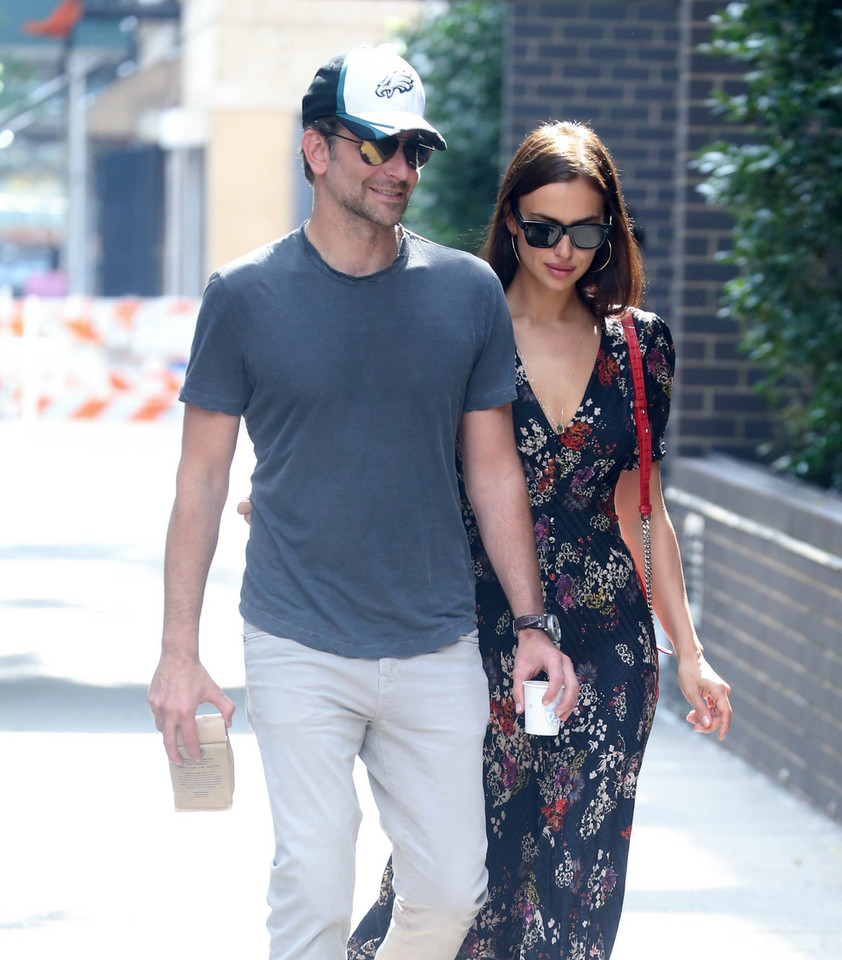 Irina Shayk i Bradley Cooper na spacerze