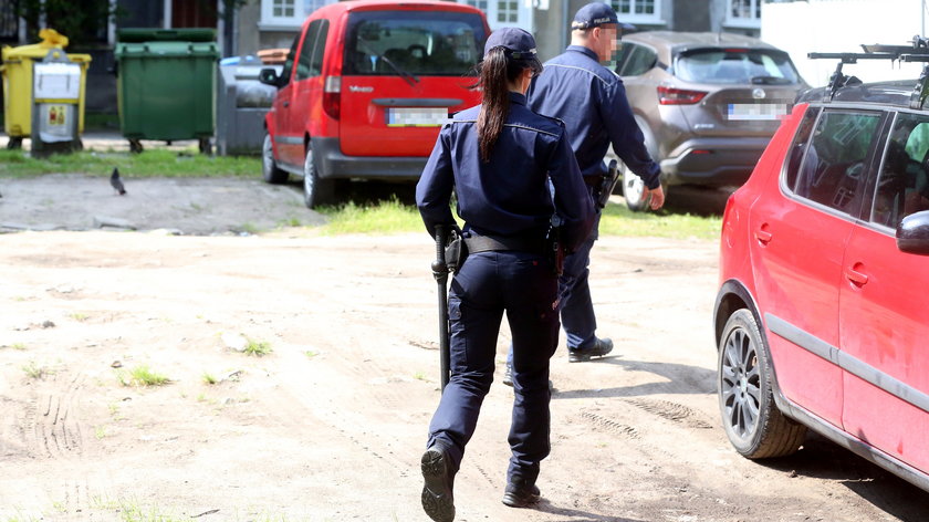 Szedł chodnikiem, gdy spadł na niego wózek dla lalek