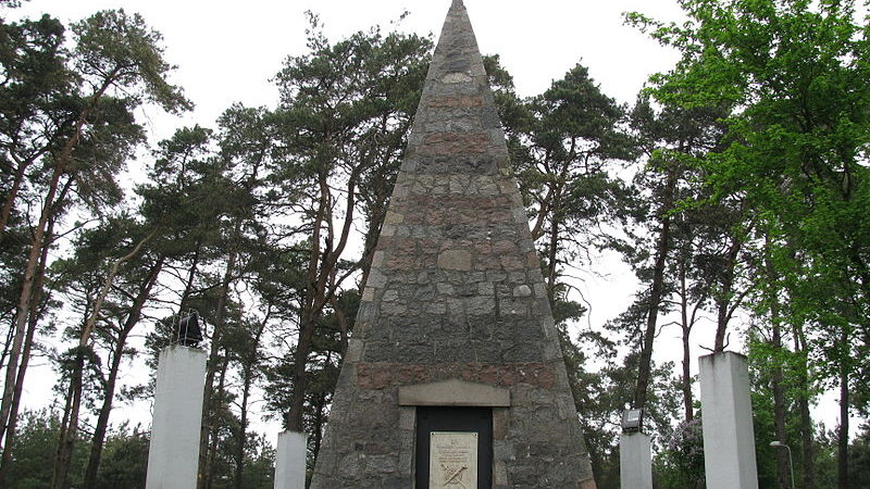Grobowiec Franciszka Łakińskiego w Łaziskach wybudowany w 1845 roku - domena publiczna