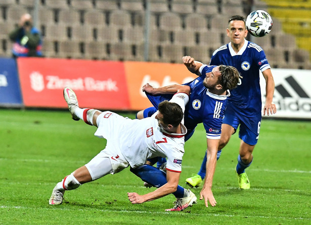 Polak Arkadiusz Milik (przód) podczas meczu piłkarskiej Ligi Narodów z Bośnią i Hercegowiną, w Zenicy 7 bm. Polska wygrała 2:1