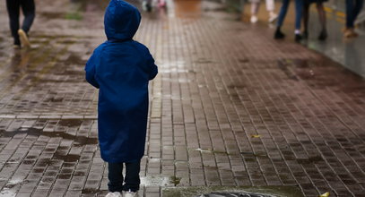 O krok od tragedii w Wągrowcu. Trzylatek błąkał się bez opieki przy ruchliwym skrzyżowaniu