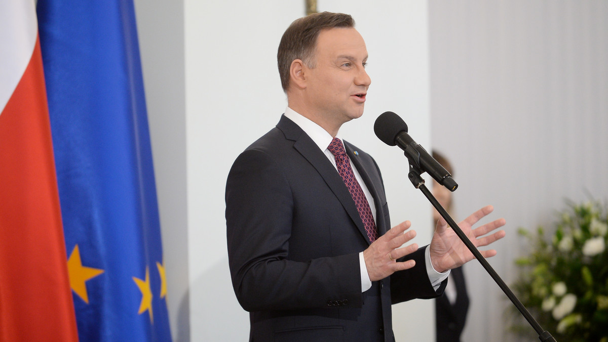 Prezydent Andrzej Duda w Wolbromiu (małopolskie) odebrał dziś tytuł honorowego obywatela tego miasta. - Wielkim zaszczytem jest to, że w sposób symboliczny przyjmujecie mnie państwo do swojej społeczności - powiedział prezydent podczas uroczystej sesji rady miasta.