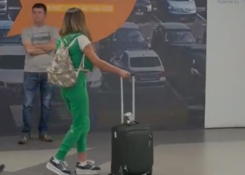 Ana Radulović beži po aerodromu, policija uz nju