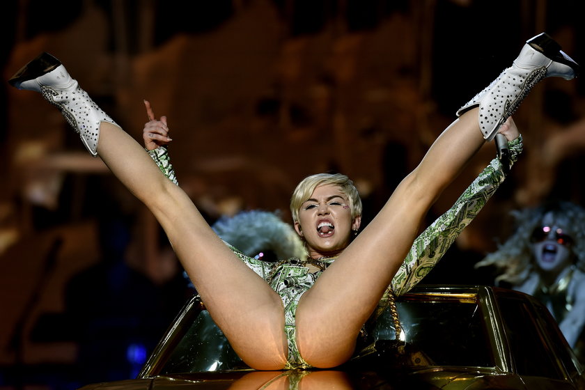 Rozkraczona Miley Cyrus na scenie