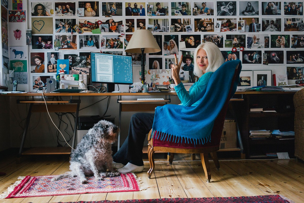 Małgorzata Niezabitowska dziennikarka, autorka książek i scenariuszy. Od 1981 r. współpracowała z „Tygodnikiem Solidarność”, a w latach 1989–1991 była rzecznikiem prasowym rządu Tadeusza Mazowieckiego.
