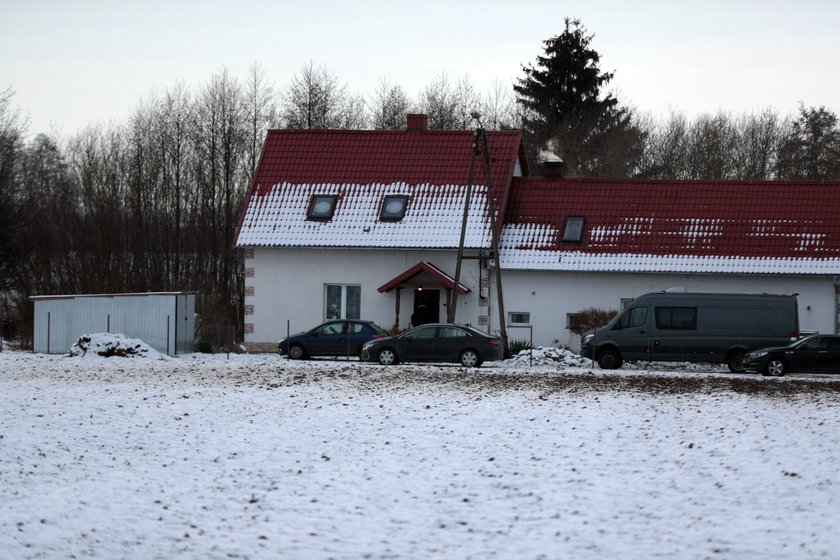 Paczka z bombą została porzucona na schody domu. 