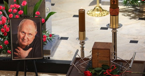 Andrzej Beya-Zaborski żegnany w Białymstoku. Wyjątkowy przedmiot przy urnie
